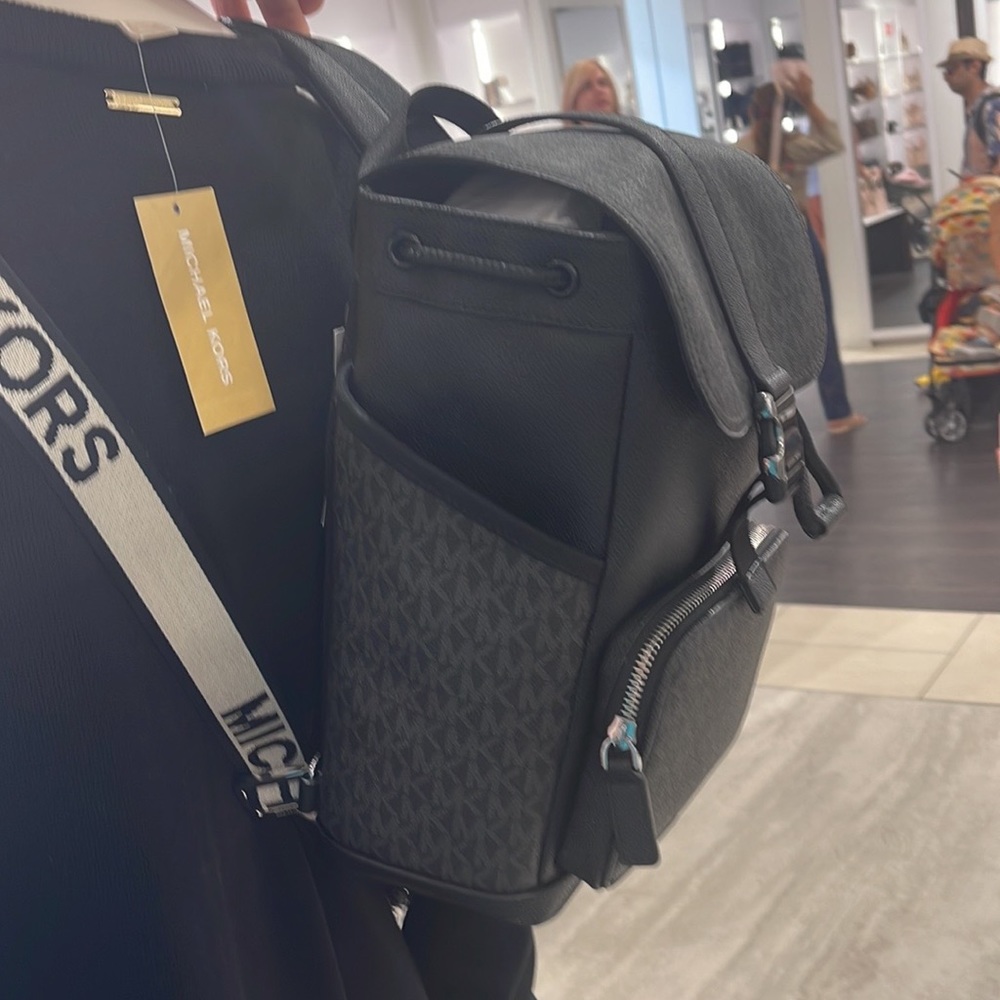 MICHAEL KORS MENS
Cooper Logo Sling Pack
Style# 37S3LCOC2B
COLOR: Black
NWT - Picture 5 of 16